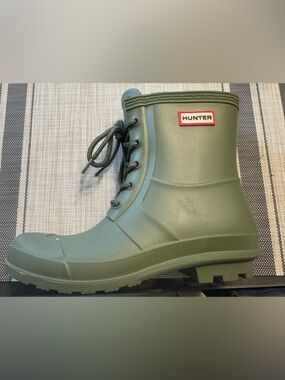 Hunter women’s Olive Green Lace-Up Rubber Rain Boot